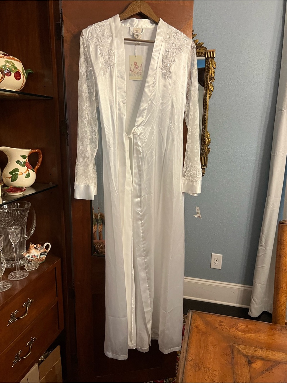 Lily Bloom Ivory Satin Robe with Floral Lace Shoulders - Picture 10 of 11